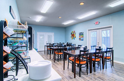 Breakfast area of Alister Square Inn with tables, chairs, and a bright, inviting atmosphere