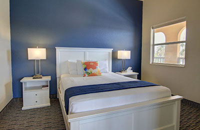 Spacious Deluxe Suite with 2 Queen Beds, bright windows at Alister Square Inn