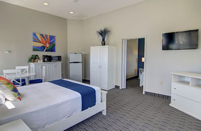 Deluxe Suite with 2 Queen Beds at Alister Square Inn offering comfort and functional amenities