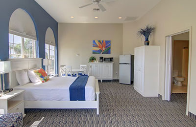 Deluxe Suite with 2 Queen Beds at Alister Square Inn featuring vibrant decor