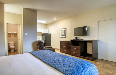 King Kitchen Room at Alister Square Inn with bed, TV, comfortable seating, and fully equipped kitchen